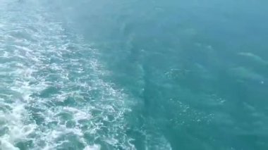 Mavi denizde güzel dalgalar Bir motorlu tekneden