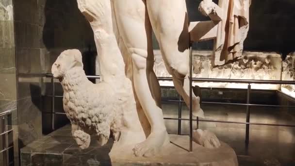 Αττάλεια Τουρκία Μαΐου 2023 Αρχαιολογικό Μαρμάρινο Άγαλμα Ενός Νεαρού Άνδρα — Αρχείο Βίντεο