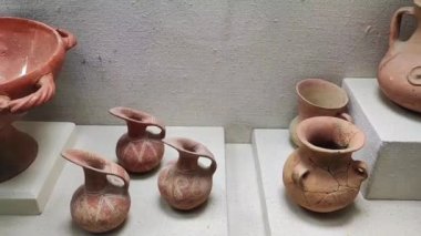 Antalya, Türkiye 17 Mayıs 2023. Arkeolojik kazılar sırasında bulunan yiyecek ve içecekler için nadir bulunan bir çömlek.