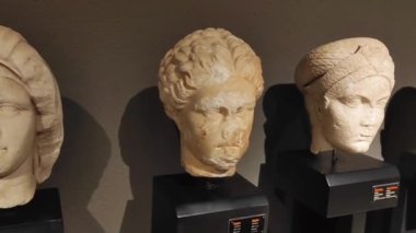 Antalya, Türkiye, 22 Mayıs 2023. Eski antik mermer heykel insanların kafaları
