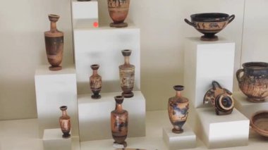 Antalya, Türkiye, 22 Mayıs 2023. İçecekler için nadir bulunan kil sürahiler ve yiyecekler için tabaklar.