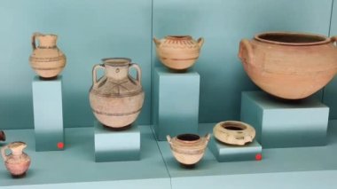 Antalya, Türkiye, 22 Mayıs 2023. İçecekler için nadir bulunan kil sürahiler ve yiyecekler için tabaklar.