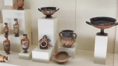 Antalya, Türkiye, 22 Mayıs 2023. İçecekler için nadir bulunan kil sürahiler ve yiyecekler için tabaklar.