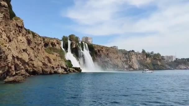 Ett Stort Vackert Vattenfall Faller Från Berget Ner Det Blå — Stockvideo