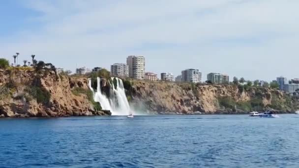 大きな美しい滝が山から青い海に落ちる — ストック動画
