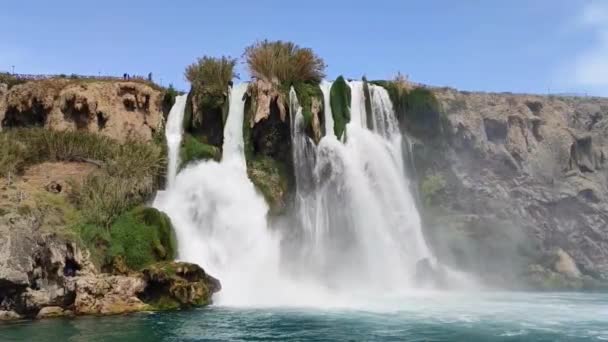 Ein Großer Schöner Wasserfall Fällt Vom Berg Ins Blaue Meer — Stockvideo