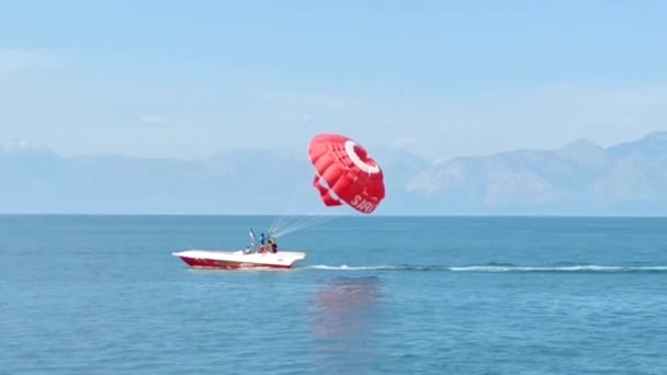 Antalya Turquía Mayo 2023 Paracaídas Rojo Unido Barco Vuela Cielo — Vídeos de Stock