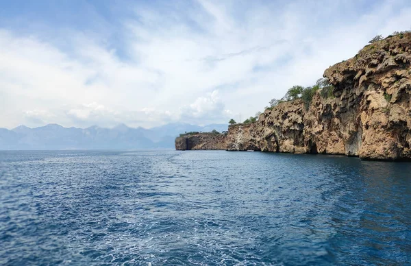 Mavi Akdeniz Mavi Gökyüzü Beyaz Bulutlar Kayalık Bir Sahil — Stok fotoğraf