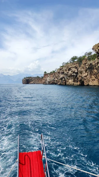 Mavi Akdeniz Mavi Gökyüzü Beyaz Bulutlar Kayalık Bir Sahil — Stok fotoğraf