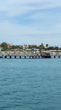 Antalya, Türkiye, 11 Mayıs 2023. Güzel mavi Akdeniz, sahildeki büyük otel binaları