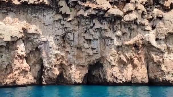 蓝色地中海陡峭的岩石海岸 — 图库视频影像