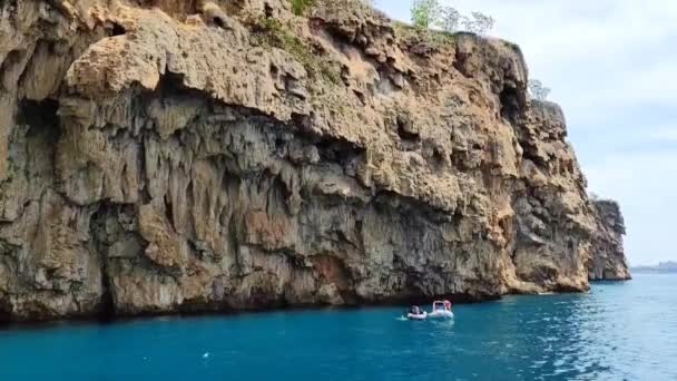 蓝色地中海陡峭的岩石海岸 — 图库视频影像
