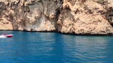 Antalya, Türkiye, 10 Mayıs 2023. Mavi Akdeniz 'de yüzen insanlarla dolu bir eğlence gemisi.