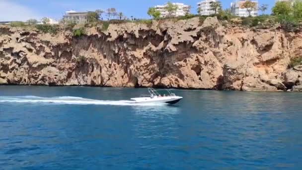 Antalya Turquía Mayo 2023 Barco Recreo Con Gente Flotando Azul — Vídeo de stock