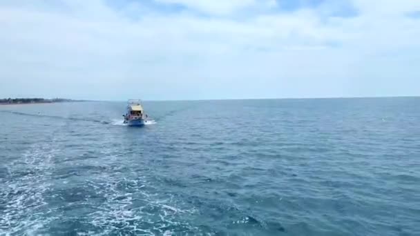 土耳其安塔利亚 2023年5月10日 一艘人们漂浮在蓝色地中海的游艇 — 图库视频影像