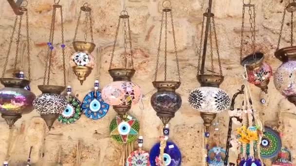 トルコのアンタルヤ2023年5月25日 東洋の装飾が施された伝統的なアラビアトルコの装飾多色ランプ — ストック動画