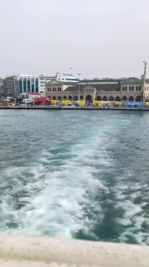  Antalya, Türkiye, 10 Mayıs 2023. Mavi deniz, Boğaz ve İstanbul kenti kıyıları binalar ve yapılarla dolu..