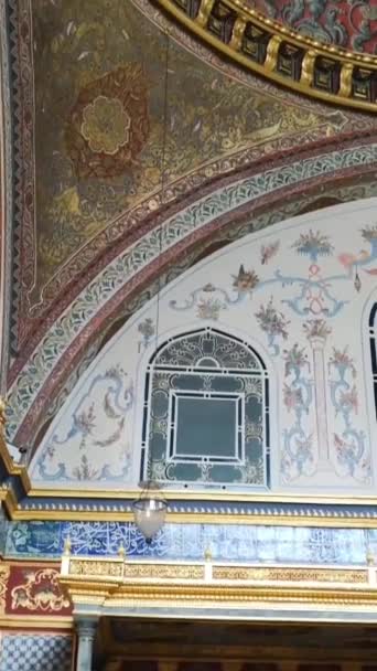 Antalya Turcja Maja 2023 Ściany Wewnętrzne Starożytnego Meczetu Tradycyjnymi Ozdobami — Wideo stockowe
