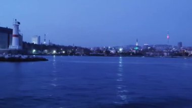 Antalya, Türkiye, 10 Mayıs 2023. Gece mavisi Akdeniz ve kıyılar çeşitli şehir binaları ve yapılarıyla