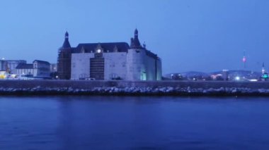 Antalya, Türkiye, 10 Mayıs 2023. Gece mavisi Akdeniz ve kıyılar çeşitli şehir binaları ve yapılarıyla