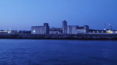 Antalya, Türkiye, 10 Mayıs 2023. Gece mavisi Akdeniz ve kıyılar çeşitli şehir binaları ve yapılarıyla