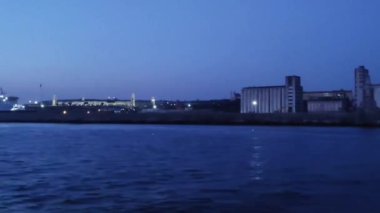 Antalya, Türkiye, 10 Mayıs 2023. Gece mavisi Akdeniz ve kıyılar çeşitli şehir binaları ve yapılarıyla