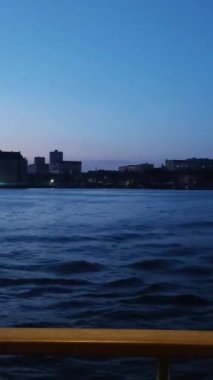 Antalya, Türkiye, 10 Mayıs 2023. Gece mavisi Akdeniz ve kıyılar çeşitli şehir binaları ve yapılarıyla