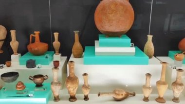 Antalya, Türkiye, 12 Haziran 2023. İçmek için eski sürahiler ve şişeler.