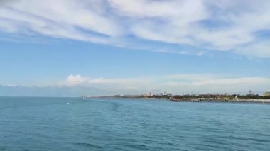 Antalya, Türkiye, 11 Mayıs 2023. Güzel mavi Akdeniz ve çeşitli bina ve yapılara sahip deniz kıyıları