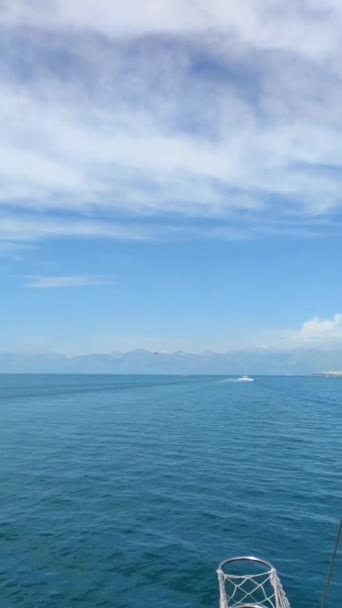 승객들을 기분좋은 지중해 바다에 떠다닌다 — 비디오