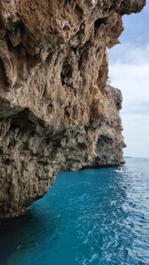 Mavi Akdeniz 'in kayalık kıyıları
