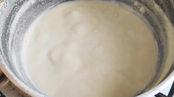 Witte Natuurlijke Melk Wordt Gekookt Borrelt Een Grijze Pan — Stockvideo