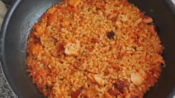 配鸡块的天然橙子泡在一个黑油锅里煮 — 图库视频影像