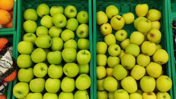 土耳其安塔利亚 2023年6月12日 商店橱窗里的一盒绿色 新鲜的天然成熟苹果 — 图库视频影像