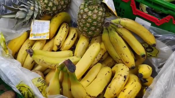 Antalya Turkije Juni 2023 Natuurlijke Verse Gele Bananen Ananas Dozen — Stockvideo
