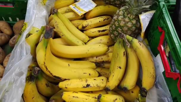 Antalya Törökország 2023 Június Természetes Friss Sárga Banán Ananász Dobozban — Stock videók