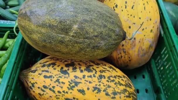 Melões Verdes Amarelos Doces Frescos Naturais Caixas Venda Uma Loja — Vídeo de Stock