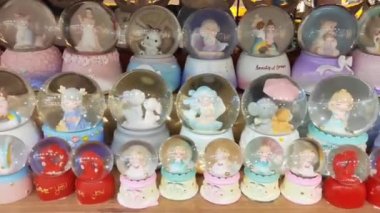 Antalya, Türkiye, 24 Haziran 2023. İçinde küçük oyuncaklar olan cam şeffaf Noel baloları.