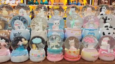 Antalya, Türkiye, 24 Haziran 2023. İçinde küçük oyuncaklar olan cam şeffaf Noel baloları.