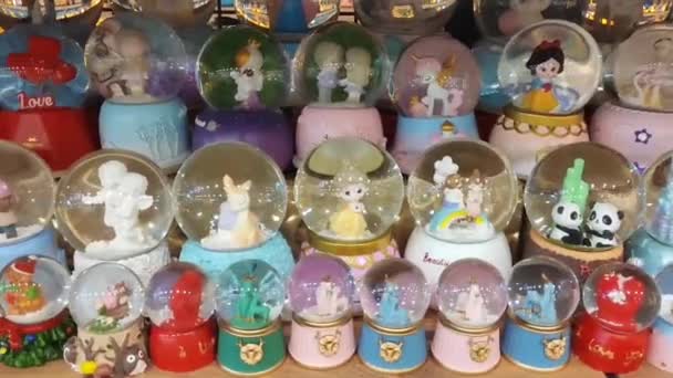 Antalya Türkei Juni 2023 Glasfestliche Transparente Weihnachtskugeln Mit Kleinen Spielsachen — Stockvideo