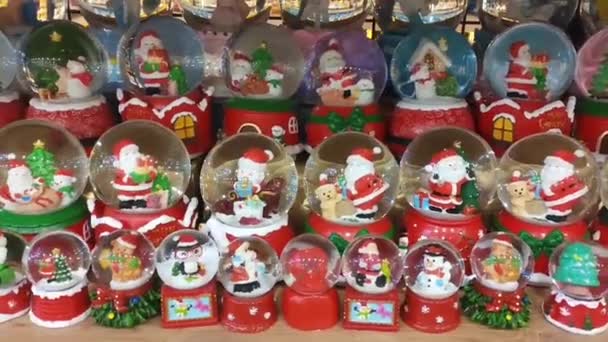 Antalya Türkei Juni 2023 Glasfestliche Transparente Weihnachtskugeln Mit Kleinen Spielsachen — Stockvideo
