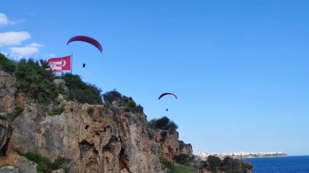 Antalya Turquía Junio 2023 Parapente Rojo Con Piloto Vuela Sobre — Vídeo de stock