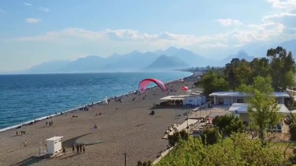 Antalya Turecko Června2023 Červený Padák Pilotem Letí Přistane Pláži Středozemního — Stock video