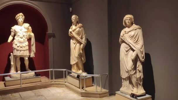 Αττάλεια Τουρκία Ιουνίου 2023 Παλιά Σπάνια Αρχαία Ρωμαϊκά Μαρμάρινα Αγάλματα — Αρχείο Βίντεο