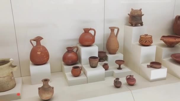 Αττάλεια Τουρκία Ιουνίου 2023 Παλαιά Αρχαία Πήλινα Οικιακά Αντικείμενα Πιάτα — Αρχείο Βίντεο