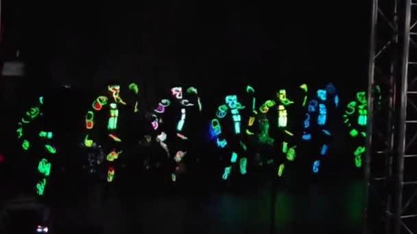 Antalya Turcja Lipca 2023 Tancerze Świecących Neonowych Kostiumach Ciemnej Scenie — Wideo stockowe