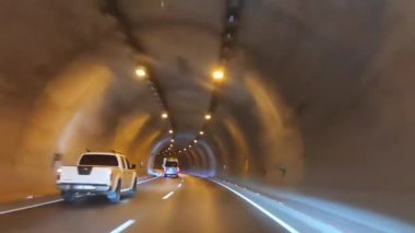 Antalya, Türkiye, 10 Temmuz 2023. Dağ tüneli, iç aydınlatma ile arabaların hareketi için.