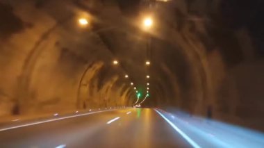 Antalya, Türkiye, 10 Temmuz 2023. Dağ tüneli, iç aydınlatma ile arabaların hareketi için.