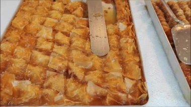 Kafe penceresinde şuruplu tatlı Türk baklavası