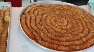 Kafe penceresinde şuruplu tatlı Türk baklavası